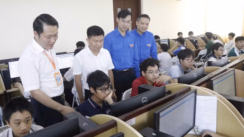Ban tổ chức động viên các thí sinh tham gia dự thi.