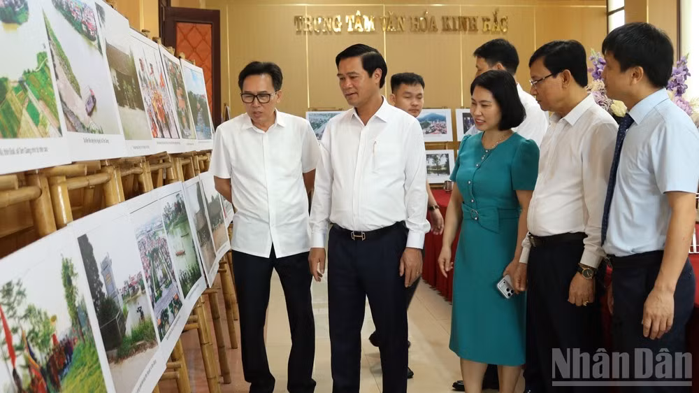 ndo_br_pho-chu-tich-le-xuan-loi-cung-cac-dai-bieu-tham-quan-trung-bay-anh-2853.jpg