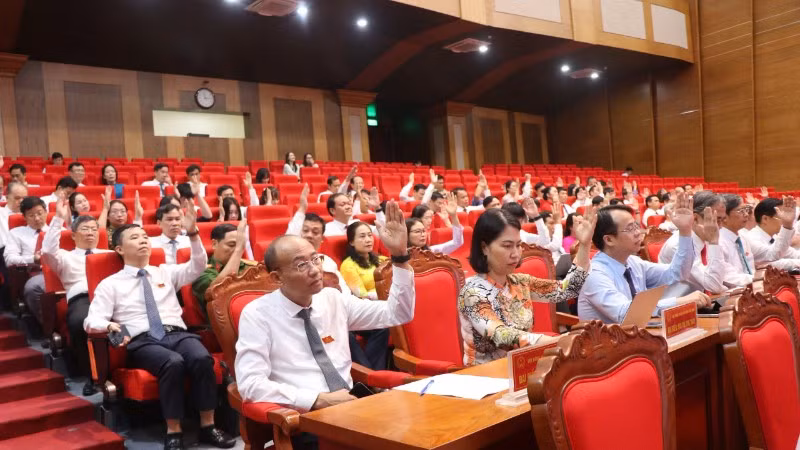 Các đại biểu biểu quyết thông qua các nội dung tại kỳ họp.