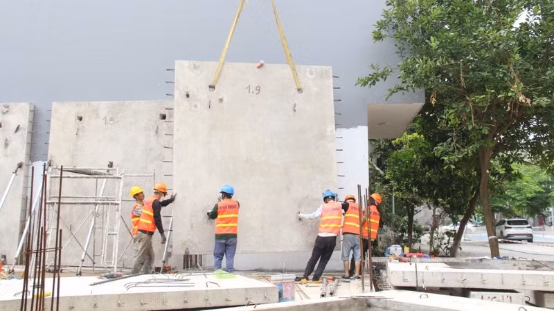 Thi công lắp ghép nhà bê-tông đúc sẵn tại thôn Nội Phú, xã Gia Bình.