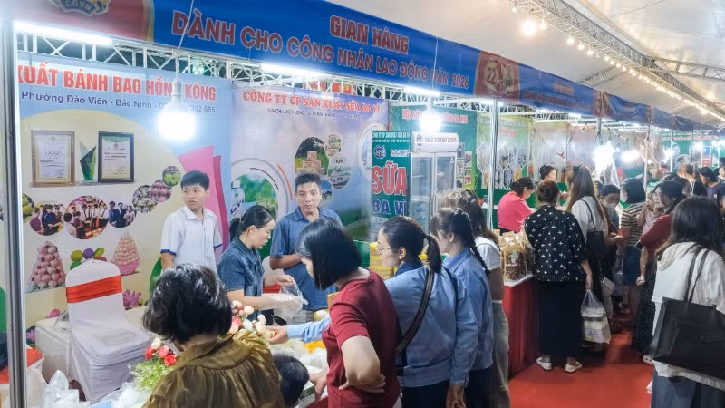 Công nhân, người lao động trải nghiệm mua sắm tại các gian hàng ưu đãi.
