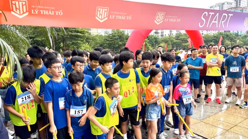 Phụ huynh và học sinh hào hứng tham gia giải chạy “Ngày hội gia đình học sinh Lý Thái Tổ”. 