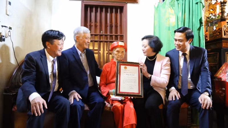 Phó Thủ tướng Phạm Thị Thanh Trà trao Thiếp mừng thọ 100 tuổi của Chủ tịch nước tặng cụ Nguyễn Thị Tuyến.