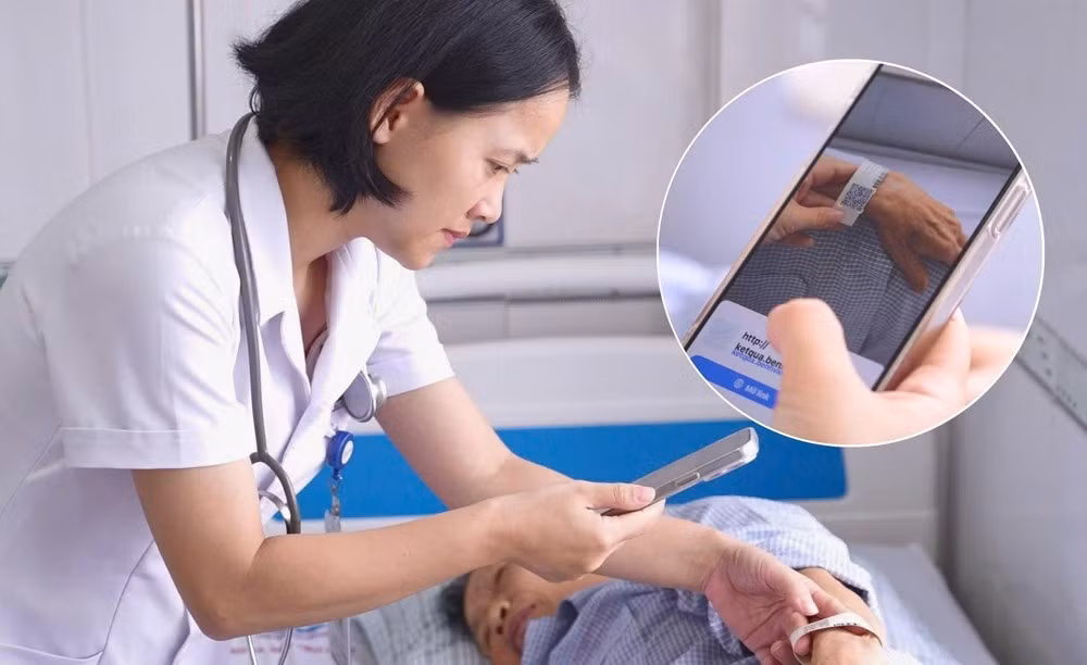 Bác sĩ Bệnh viện đa khoa tỉnh Phú Thọ tra cứu thông tin bệnh án của người bệnh thông qua quét mã QR trên vòng đeo tay. (Ảnh: NGỌC LONG) 