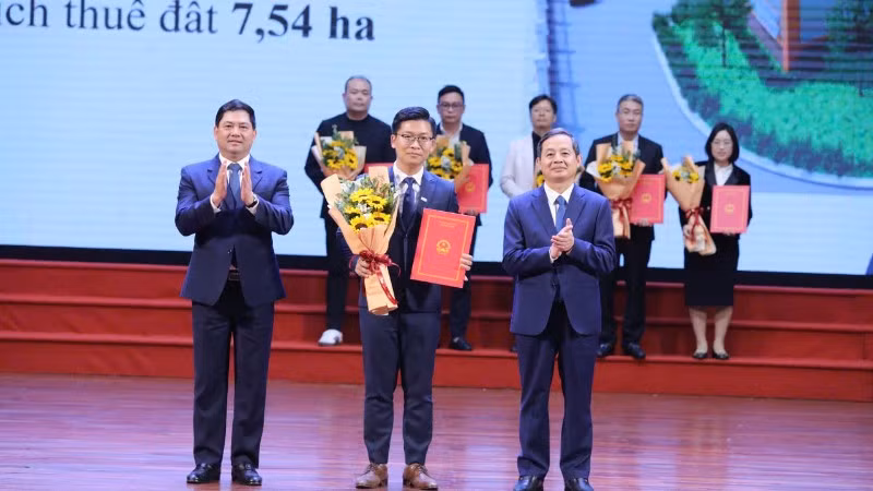 Bí thư Tỉnh ủy Bắc Ninh Nguyễn Hồng Thái và Chủ tịch Ủy ban nhân dân tỉnh Phạm Hoàng Sơn trao Quyết định chấp thuận chủ trương đầu tư dự án hạ tầng khu công nghiệp.