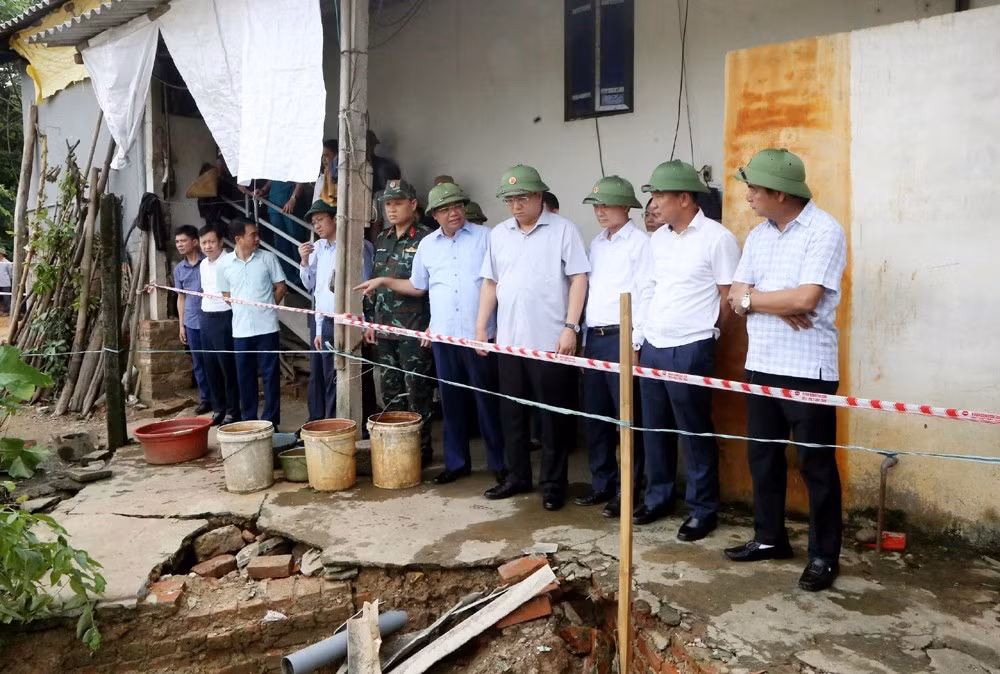 Chủ tịch Ủy ban nhân dân tỉnh Phú Thọ Trần Duy Đông kiểm tra thiệt hại do cơn bão số 10 gây ra tại một số địa phương trong tỉnh.
