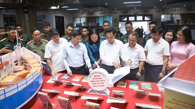 Các đại biểu tham quan không gian trưng bày.