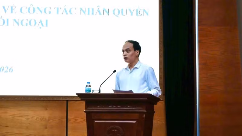 Phó Cục trưởng Cục Bản quyền tác giả (Bộ Văn hóa, Thể thao và Du lịch) Lê Minh Tuấn trao đổi thông tin. 