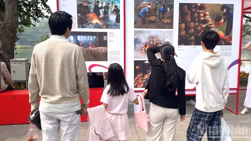 Tôn vinh giá trị văn hóa truyền thống của gia đình Việt Nam tại một sự kiện ở Hà Nội (Ảnh minh họa).