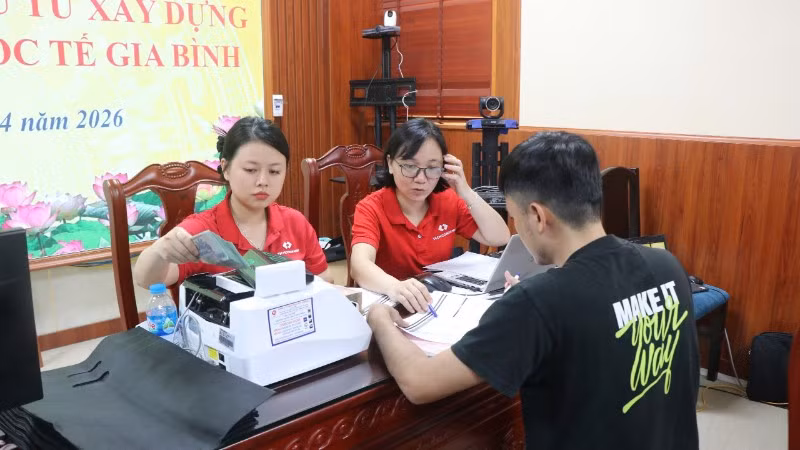 Các hộ gia đình bàn giao sớm mặt bằng đất ở phục vụ dự án Cảng hàng không Quốc tế Gia Bình nhận tiền thưởng hỗ trợ.