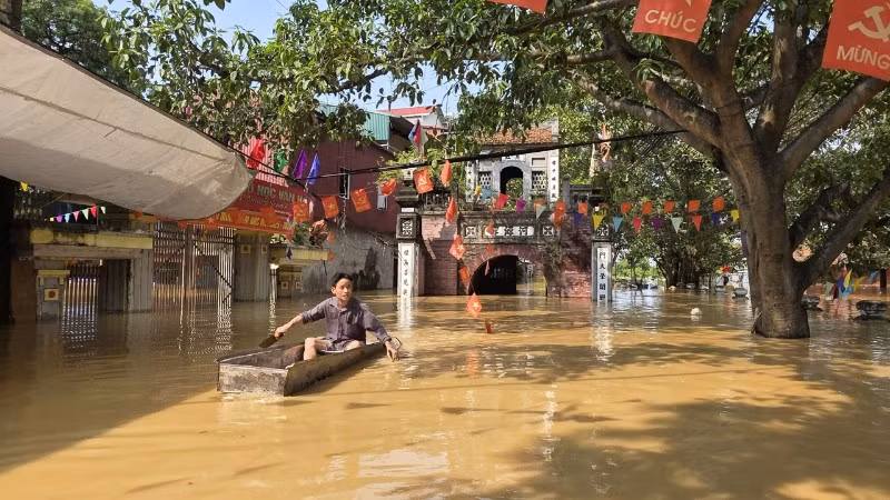 Mưa lớn, lũ về nhanh làm cuộc sống của người dân bị đảo lộn.