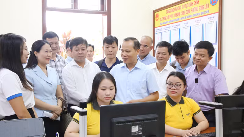 Đồng chí Mai Sơn, Phó Chủ tịch Thường trực Ủy ban nhân dân tỉnh Bắc Ninh kiểm tra việc vận hành thử nghiệm mô hình “Trợ lý nhân dân” tại phường Song Liễu.