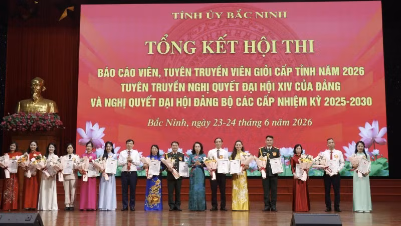 Ban Tổ chức tặng hoa, chúc mừng các thí sinh tham dự Hội thi cấp tỉnh.