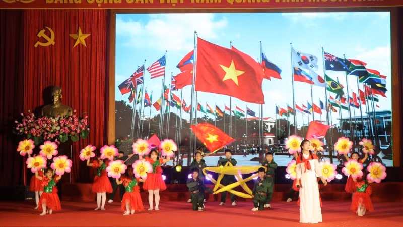 Tiết mục văn nghệ tại Liên hoan “Tiếng hát tuổi hoa” tỉnh Bắc Ninh lần thứ I.
