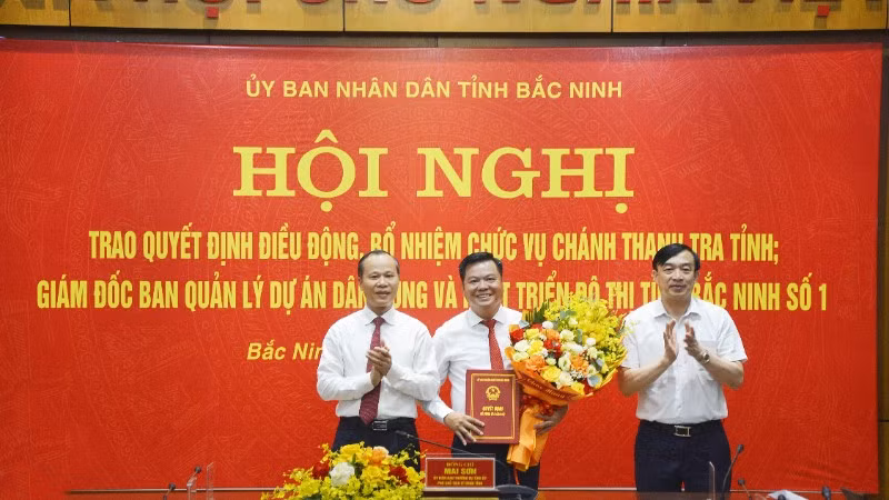 Lãnh đạo tỉnh trao quyết định và tặng hoa chúc mừng đồng chí Hồ Nguyên Hồng, Tỉnh ủy viên, Phó Trưởng ban Tuyên giáo và Dân vận Tỉnh ủy giữ chức Chánh Thanh tra tỉnh.