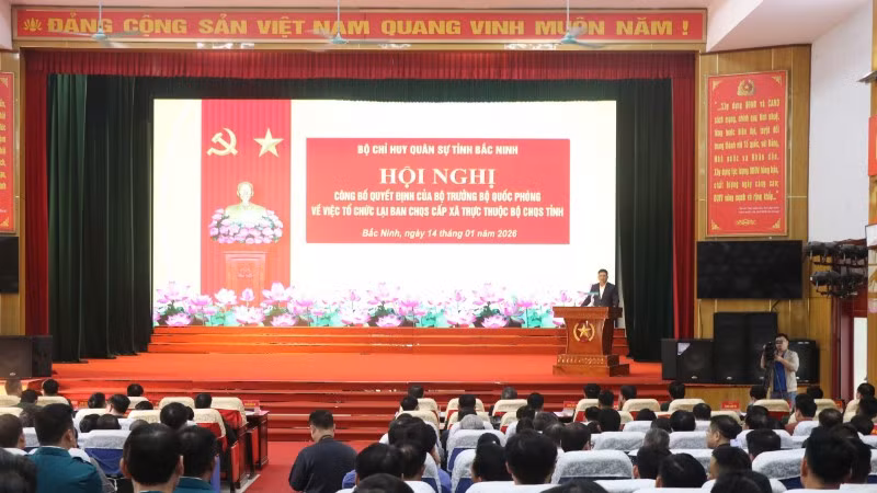 Quang cảnh hội nghị công bố quyết định của Bộ trưởng Bộ Quốc phòng về tổ chức lại Ban Chỉ huy Quân sự cấp xã tại tỉnh Bắc Ninh.