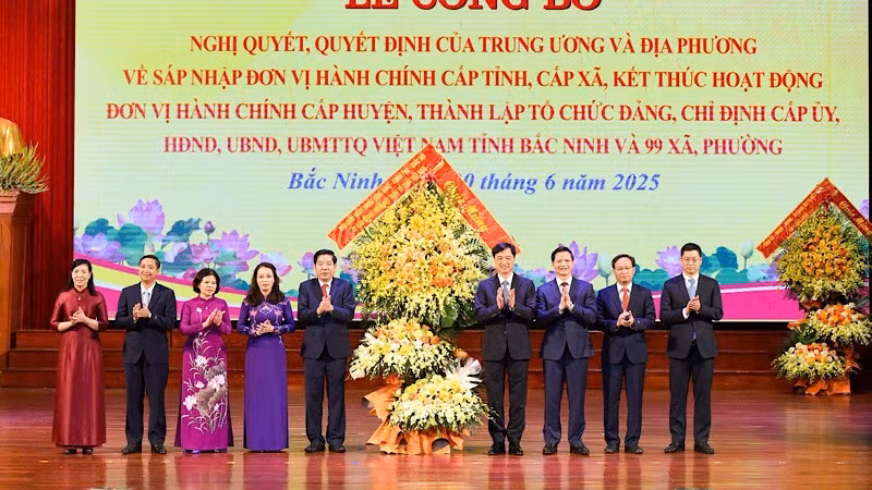 Đồng chí Nguyễn Duy Ngọc tặng hoa, chúc mừng Đảng bộ tỉnh Bắc Ninh.