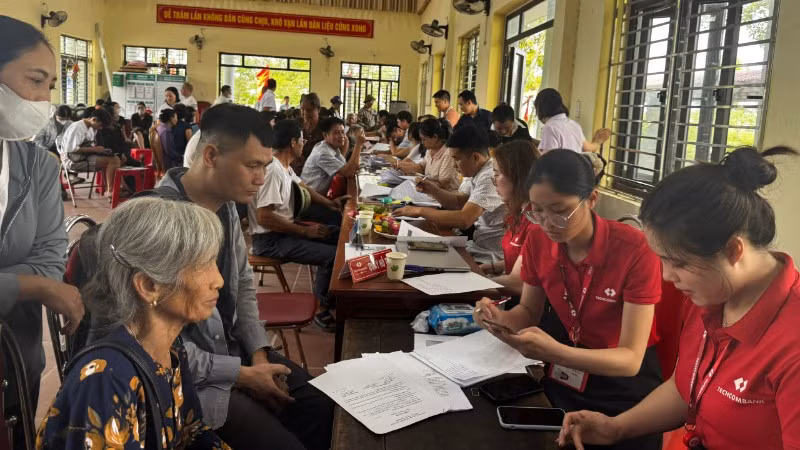 Người dân xã Gia Bình có mặt từ sớm tại các điểm chi trả để nhận tiền tạm ứng, hỗ trợ bồi thường giải phóng mặt bằng. 