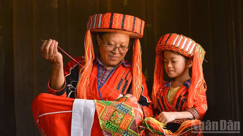 Phát huy giá trị văn hóa truyền thống gắn với phát triển du lịch.
