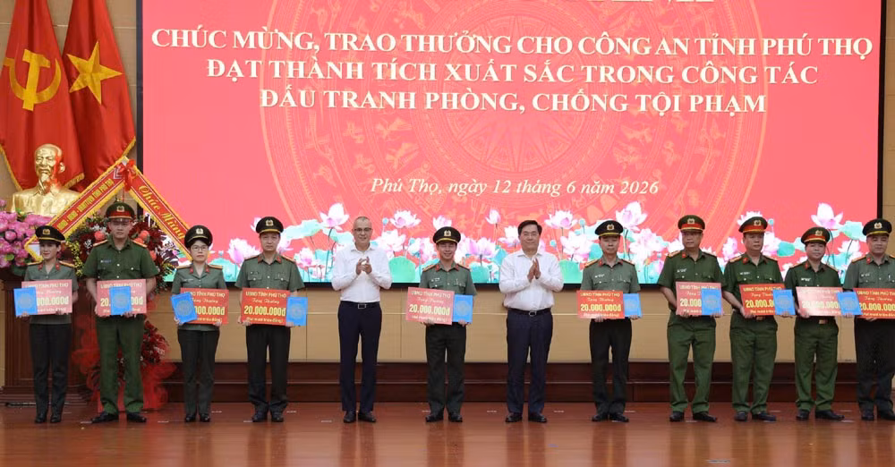 Lãnh đạo tỉnh Phú Thọ khen thưởng các tập thể đạt thành tích trong công tác đấu tranh phòng, chống tội phạm.