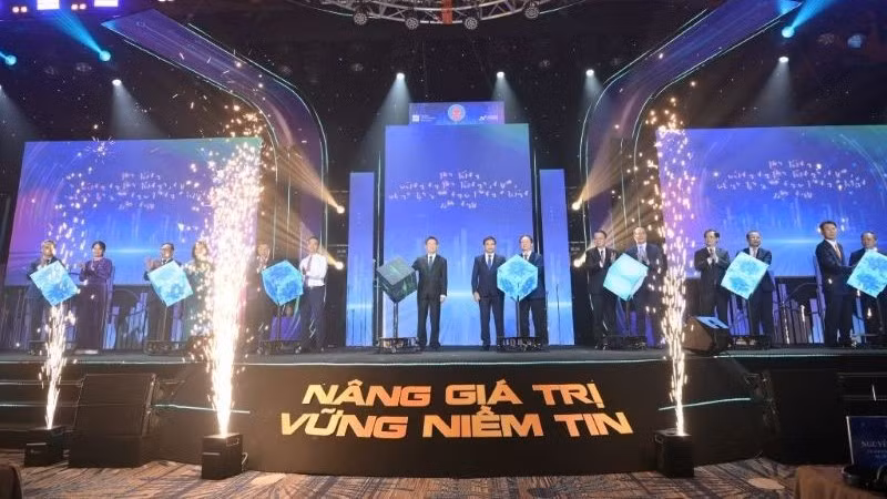 Nhìn lại hành trình 25 năm tổ chức hoạt động giao dịch, HOSE đã đi một chặng đường dài đầy thử thách nhưng cũng rất đáng tự hào.