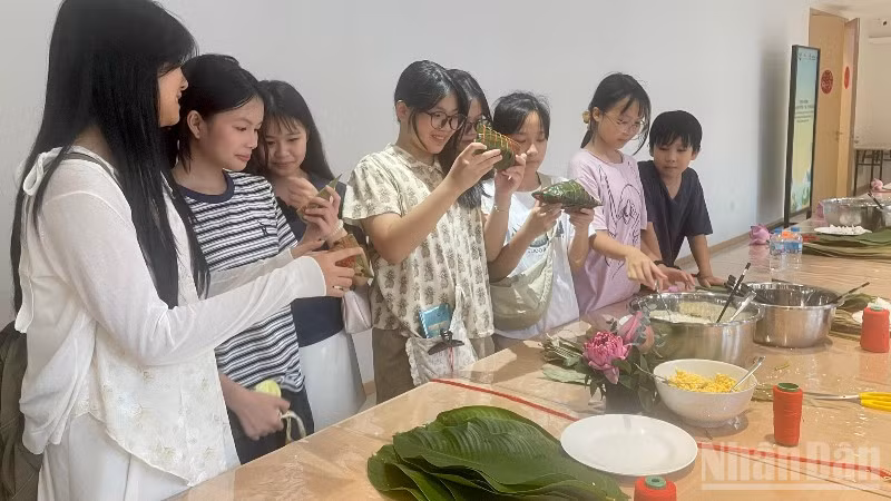Hoạt động trải nghiệm làm bánh ú thu hút các bạn trẻ tham gia. 