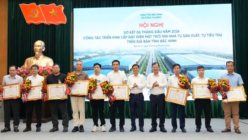 Nhiều tập thể, cá nhân được tỉnh Bắc Ninh khen thưởng trong công tác phát triển điện mặt trời mái nhà.