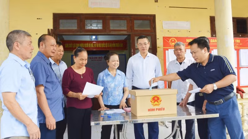 Người dân thôn Phú Mẫn, xã Yên Phong bỏ phiếu lấy ý kiến về Đề án thành lập thành phố Bắc Ninh trực thuộc Trung ương.