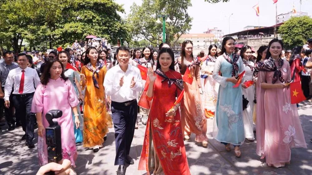 cac-thi-sinh-tham-du-cuoc-thi-hoa-hau-viet-nam-tham-quan-trai-nghiem-tai-cum-di-tich-dinh-den-chua-dong-ky-4267.jpg