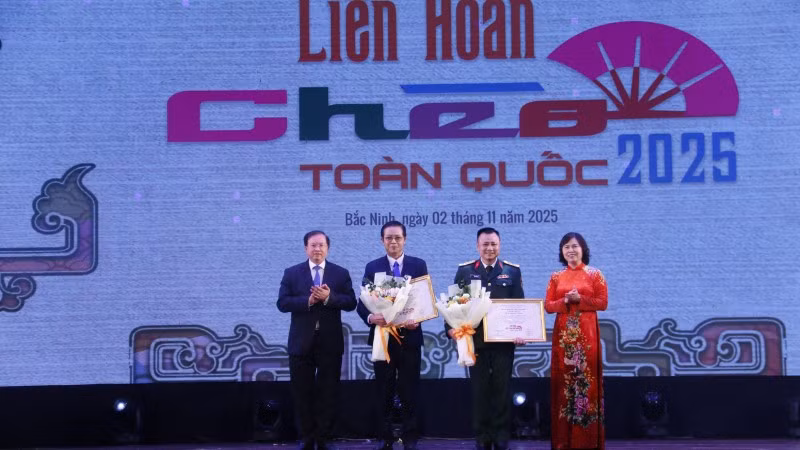 Thứ trưởng Văn hóa, Thể thao và Du lịch Tạ Quang Đông và Phó Chủ tịch Thường trực Hội đồng nhân dân tỉnh Bắc Ninh Trần Thị Hằng trao Huy chương Vàng cho hai vở diễn: “Nguyễn Văn Cừ – Tuổi trẻ chí lớn” của Nhà hát Chèo Quân đội và “Thiên mệnh” của Nhà hát Chèo Bắc Ninh.