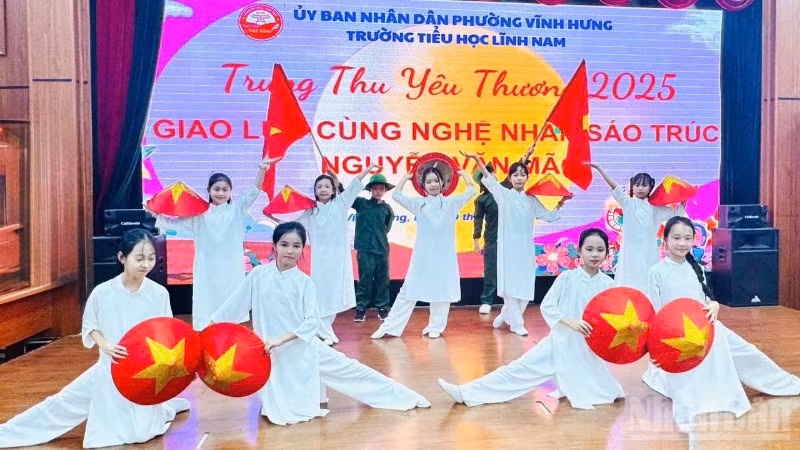 Học sinh Trường tiểu học Lĩnh Nam (Hà Nội) đón trung thu yêu thương. 