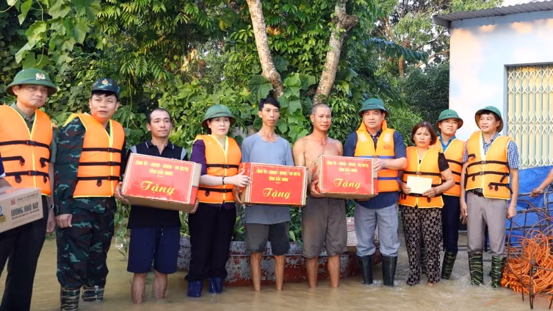 Bí thư Tỉnh ủy Bắc Ninh thăm, động viên người dân vùng lũ thôn Trường Thịnh, xã Kép.