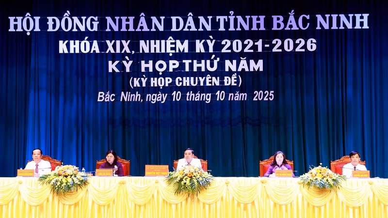 Các đồng chí Chủ tọa kỳ họp.