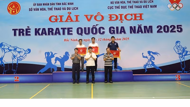 Ban Tổ chức trao giải Nhất, Nhì, Ba toàn đoàn.