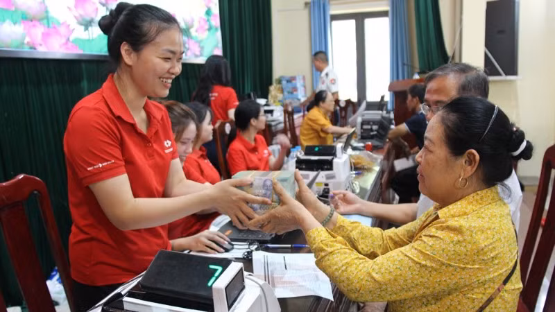 Người dân Đổng Lâm nhận tiền bồi thường, hỗ trợ, tái định cư.