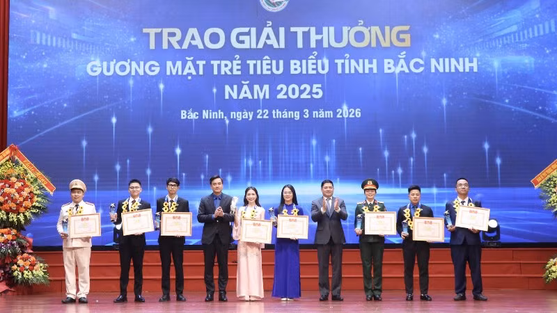 Lãnh đạo tỉnh Bắc Ninh và Tỉnh Đoàn chúc mừng các gương mặt trẻ tiêu biểu được vinh danh.