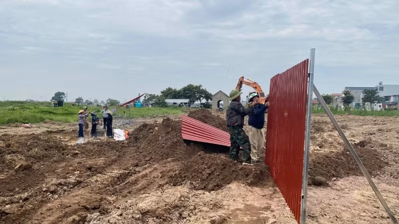 Lực lượng chức năng quây tôn, bảo vệ các phần mộ bị xâm hại.