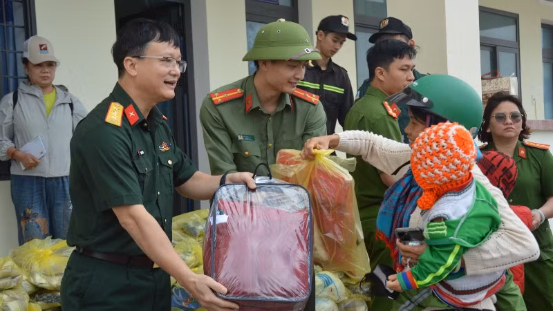  Đoàn công tác của Bộ Chỉ huy Quân sự tỉnh Bắc Ninh thăm, động viên, trao quà tới người dân xã Tây Phước Bắc, tỉnh Gia Lai.