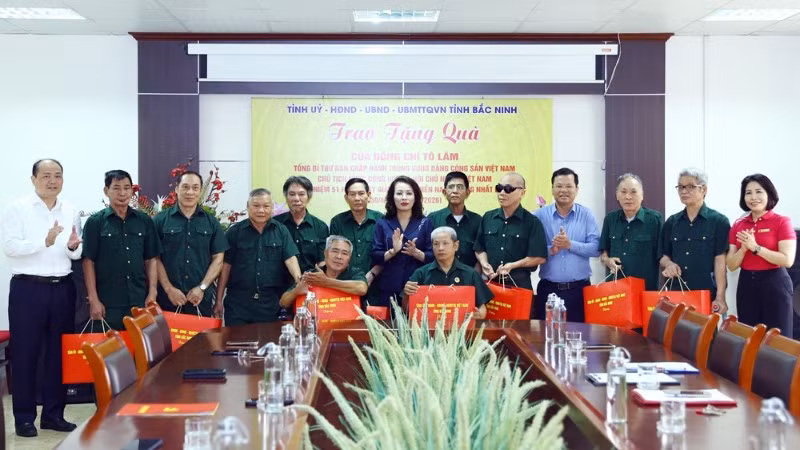 Các thương binh, bệnh binh nặng đang được nuôi dưỡng tại Trung tâm trân trọng đón nhận các phần quà do Tổng Bí thư, Chủ tịch nước Tô Lâm gửi tặng.