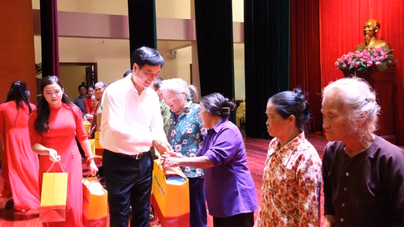 Trưởng Ban tổ chức Trung ương Nguyễn Duy Ngọc trao các phần quà tặng đại diện các gia đình chính sách, người có công, hộ nghèo tại Bắc Ninh.