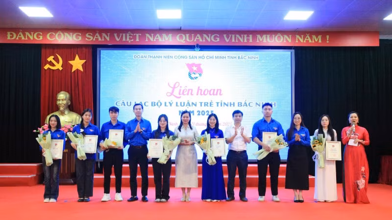 Ban tổ chức tặng hoa các đơn vị tham dự.