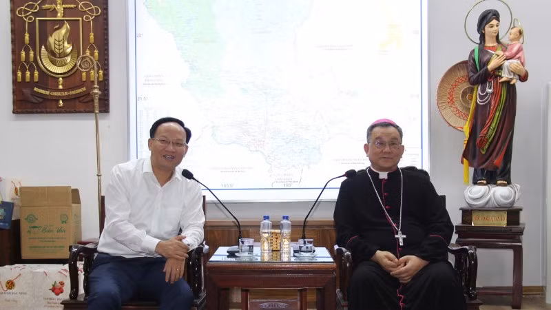 Đồng chí Phạm Văn Thịnh, Phó Chủ tịch Ủy ban nhân dân tỉnh Bắc Ninh trao đổi với Giám mục Đỗ Quang Khang, Giám mục Chính tòa Giáo phận Bắc Ninh.