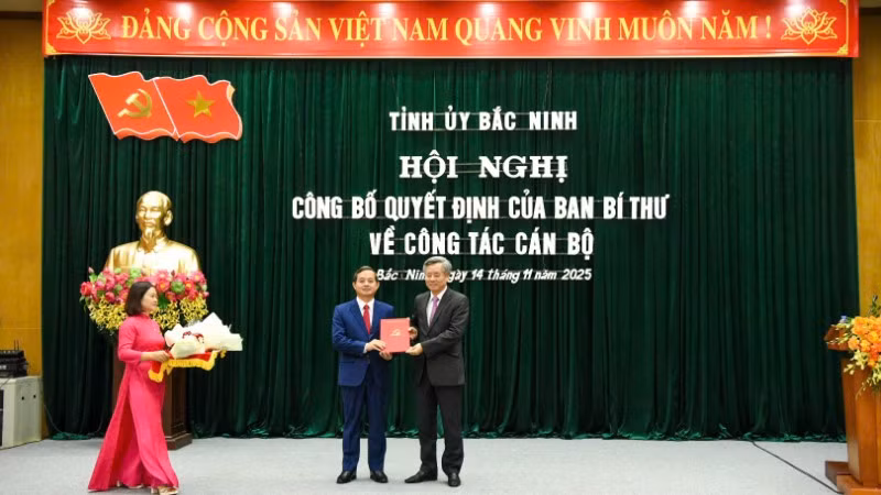 Đồng chí Nguyễn Quang Dương, Phó Trưởng Ban Ban Tổ chức Trung ương trao Quyết định của Ban Bí thư cho đồng chí Phạm Hoàng Sơn.