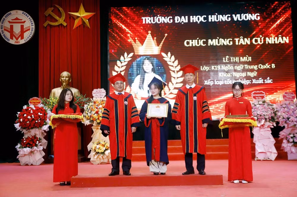 Ban Giám hiệu Trường đại học Hùng Vương trao bằng tốt nghiệp cho các sinh viên.