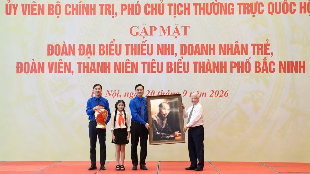 2-dong-chi-do-van-chien-tang-qua-copy-6432.jpg