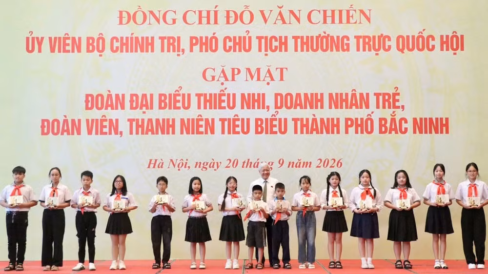 Đồng chí Đỗ Văn Chiến, Ủy viên Bộ Chính trị, Phó Chủ tịch Thường trực Quốc hội tặng quà thiếu nhi tiêu biểu thành phố Bắc Ninh. (Ảnh: T.Đ)
