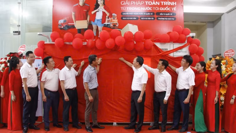Các đại biểu thực hiện nghi thức khai trương hệ thống Smart Box tại Bắc Ninh.