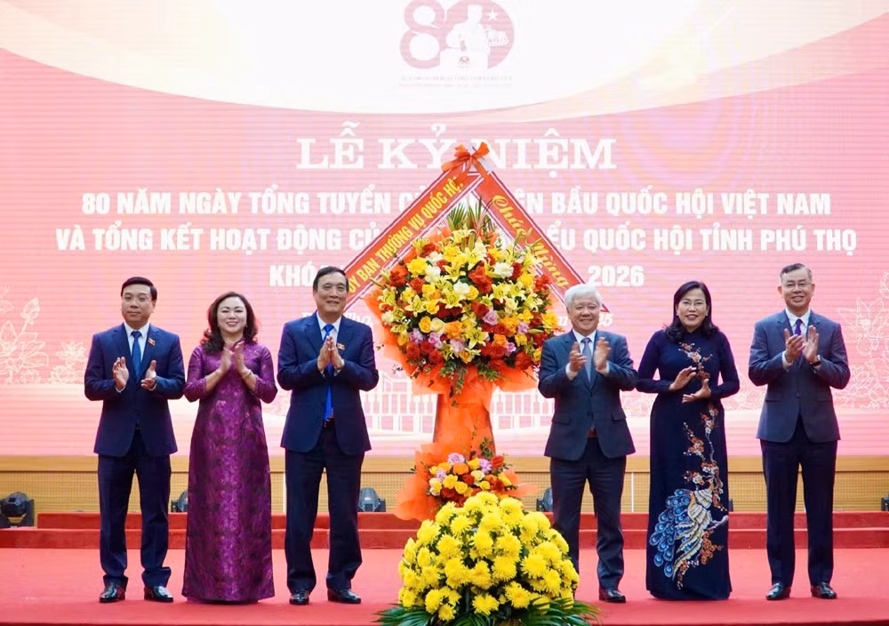 Đồng chí Đỗ Văn Chiến tặng hoa chúc mừng Đoàn Đại biểu Quốc hội tỉnh Phú Thọ.