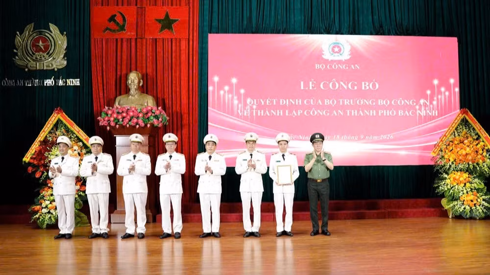 Đại tướng Lương Tam Quang trao Quyết định thành lập Công an thành phố Bắc Ninh cho Ban Giám đốc Công an tỉnh. (Ảnh: BBN)