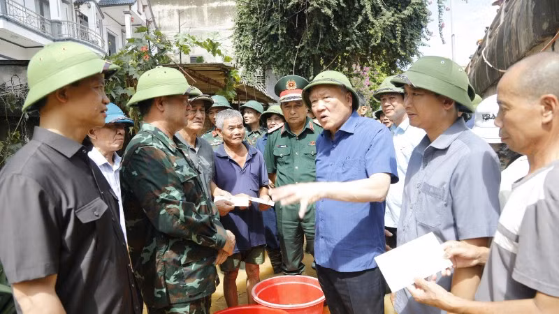 Phó Thủ tướng Thường trực Chính phủ Nguyễn Hòa Bình thăm hỏi, động viên người dân xã Tiên Lục, tỉnh Bắc Ninh.